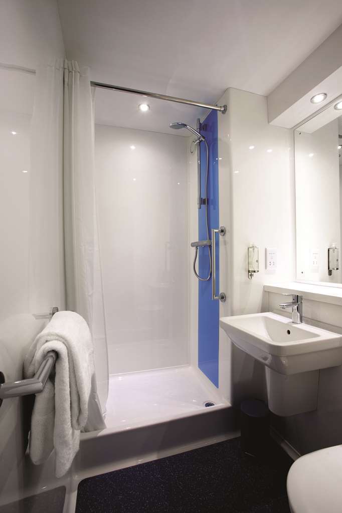 Travelodge צ'לטנהם חדר תמונה